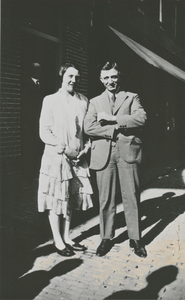 876092 Portret van Co Kletter, smid op de Lange Koestraat 51bis en Jopie Siskens, dochter van logement- en ...